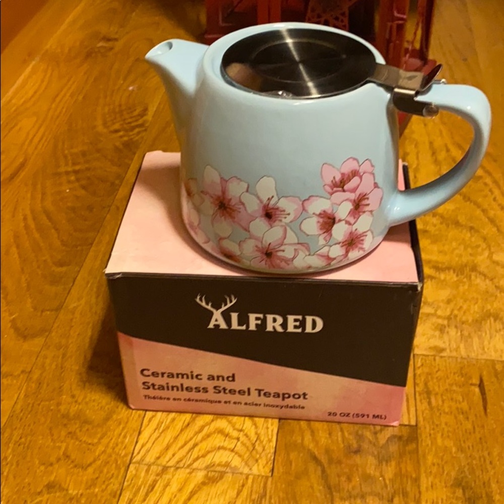 Ceramic tea pot